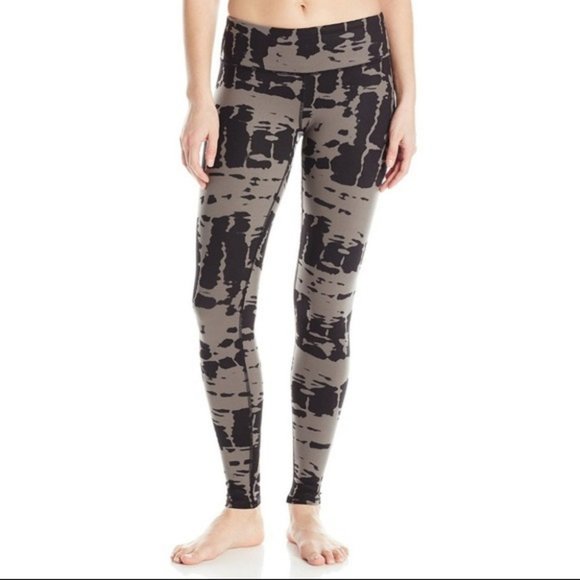 ALO Yoga Pants - ALO Yoga Airbrush Leggings in Black Tie Dye Size Medium
